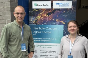 A. Sommer und C. Seiwerth in front of a poster